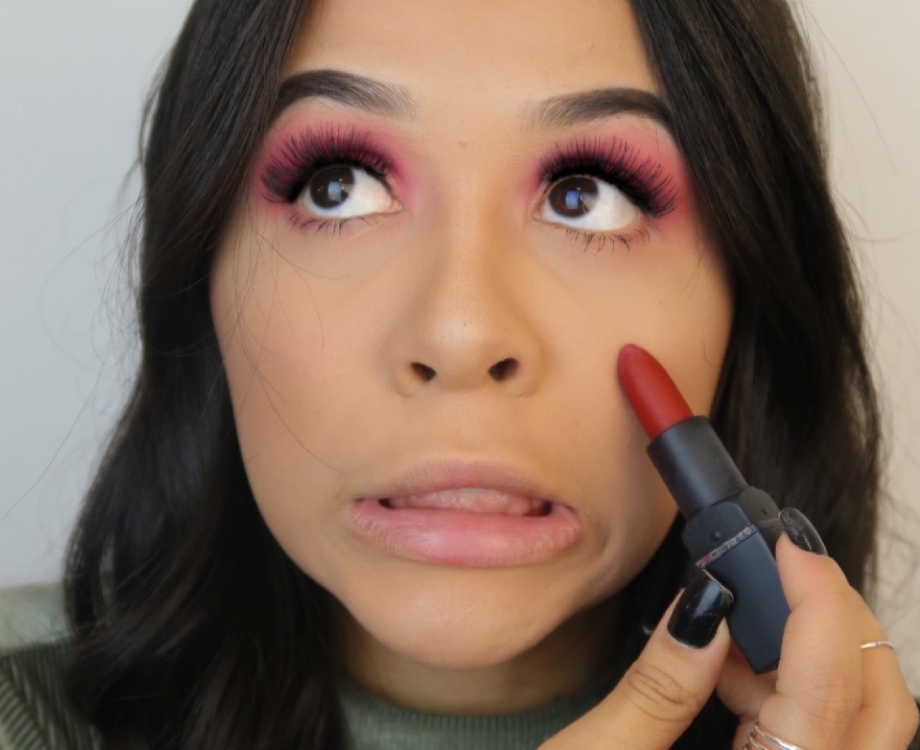 Com batom de apenas R$ 6,90, blogueira Laura Brito usa criatividade e cria tutorial de maquiagem