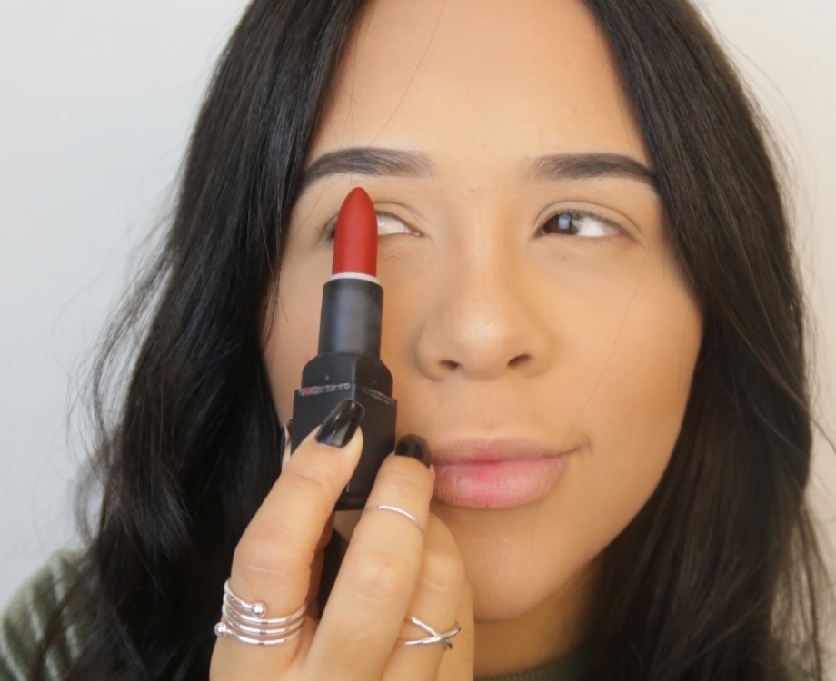 Com batom de apenas R$ 6,90, blogueira Laura Brito usa criatividade e cria tutorial de maquiagem