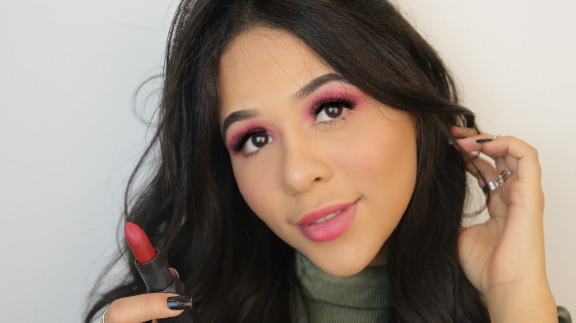 Com batom de apenas R$ 6,90, blogueira Laura Brito usa criatividade e cria tutorial de maquiagem
