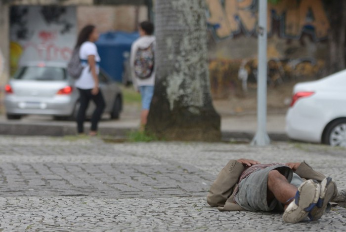 Moradores de rua, largados ao relento, passam fome, frio, pegam chuva, dormem em ‘cama de pedra’, e nada se faz