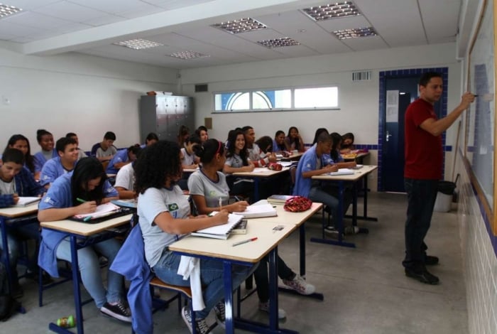 Turno da manhã de escolas estaduais, como o Colégio Estadual Erich Walter Heine, em Santa Cruz, funcionará na sexta-feira