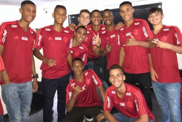 Jogadores do Flamengo posam para foto antes da estreia no Carioca