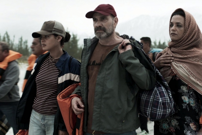 Em 'Órfãos da Terra', Laila (Julia Dalavia) e sua família embarcam em uma perigosa viagem para a Grécia
