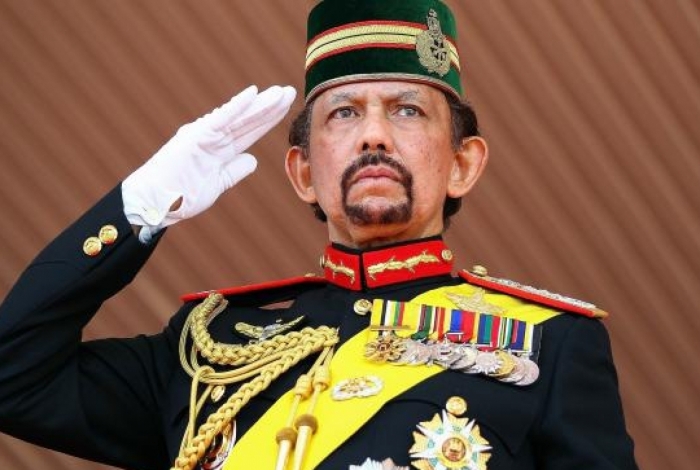 O sultão Hassanal Bolkiah baixou lei que pune homossexuais e adúlteros com morte por apedrejamento