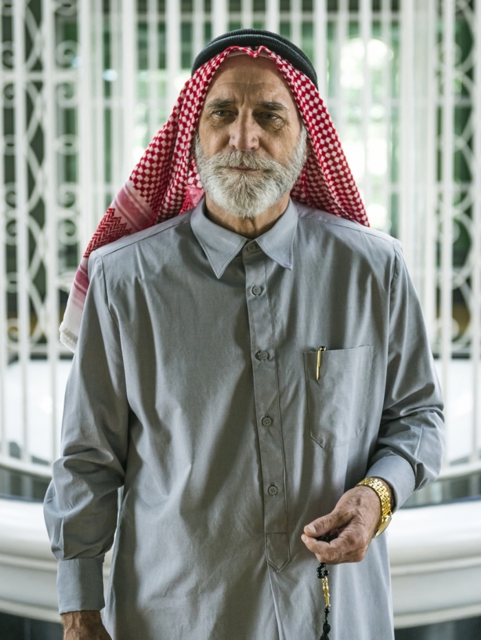 Aziz quer levar Laila para a Síria, mas é impedido pela polícia