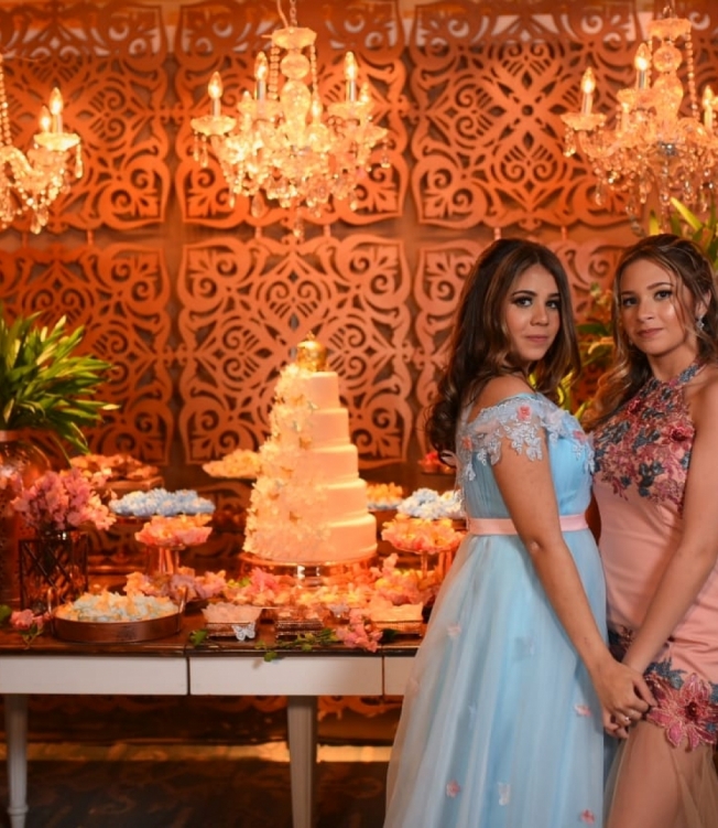 
Apresentadora Karol Veiga faz festão de 15 anos para filha Luma