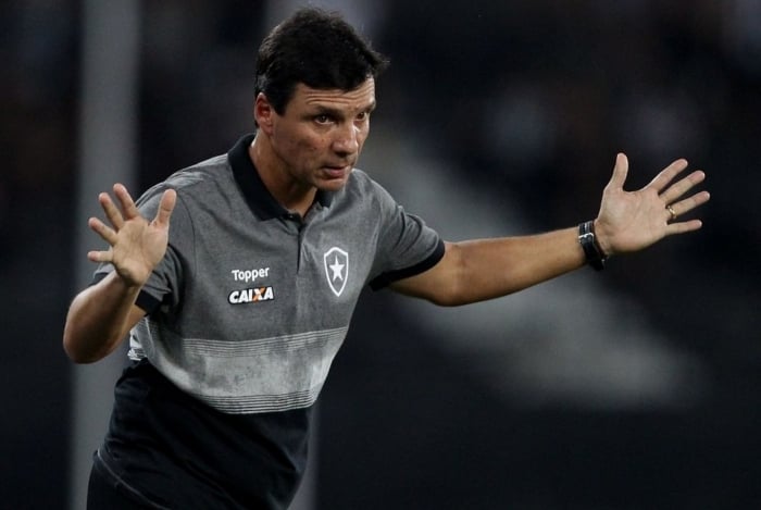 O técnico Zé Ricardo tem o seu trabalho questionado à frente do Botafogo