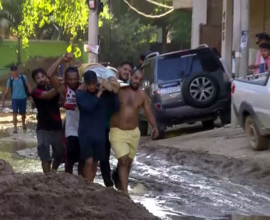 Homem foi resgatado em uma maca improvisada