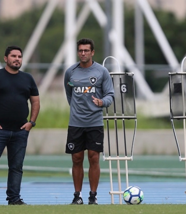 Eduardo Barroca (E) conversando com Alberto Valentim