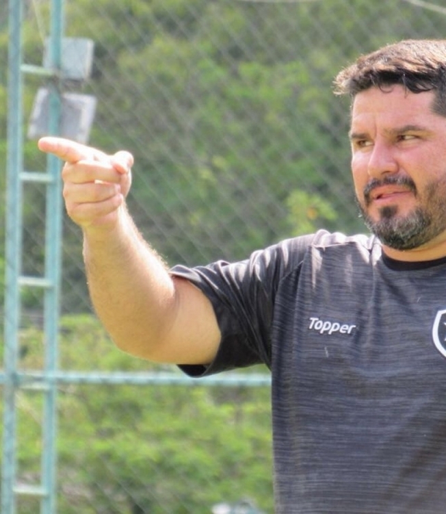 Eduardo Barroca está perto de retornar ao Botafogo