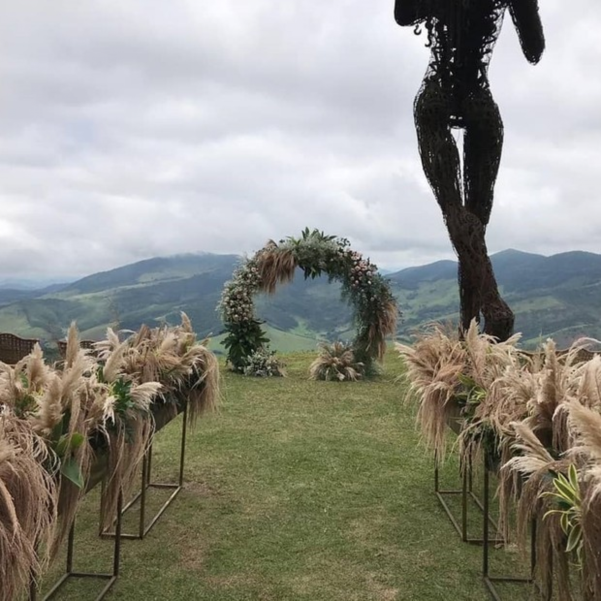 A confeiteira responsável pela decoração da mesa e pela gastronomia do evento mostrou alguns detalhes do casamento