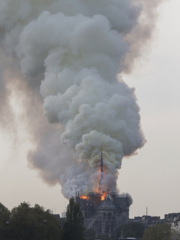 Catedral Notre Dame, em Paris, pega fogo 