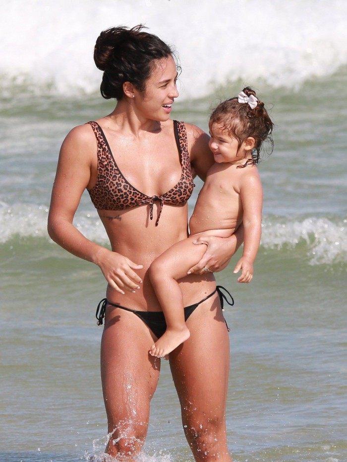 Yanna Lavigne e Bruno Gissoni curtem dia de praia com a filha