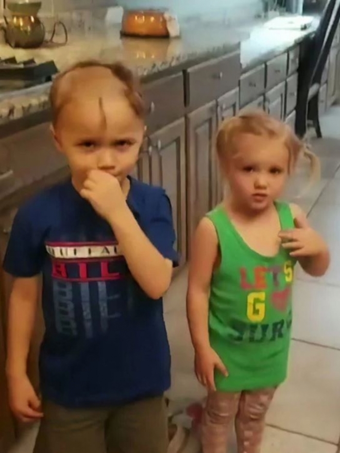 Freddy e Eloise com as cabe&ccedil;as raspadas