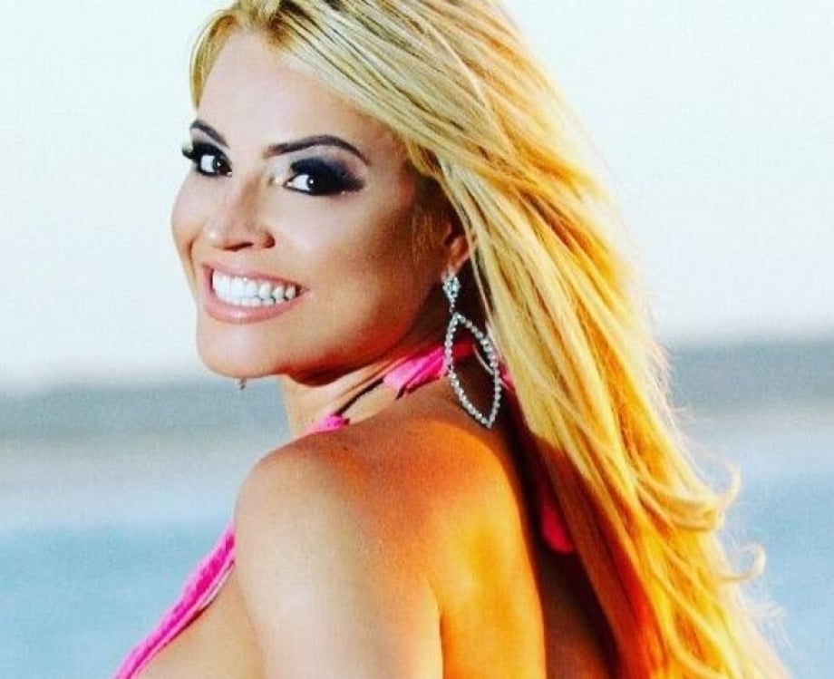 Fernanda Abrãao exibe suas curvas irretocáveis num ensaio fotográfico