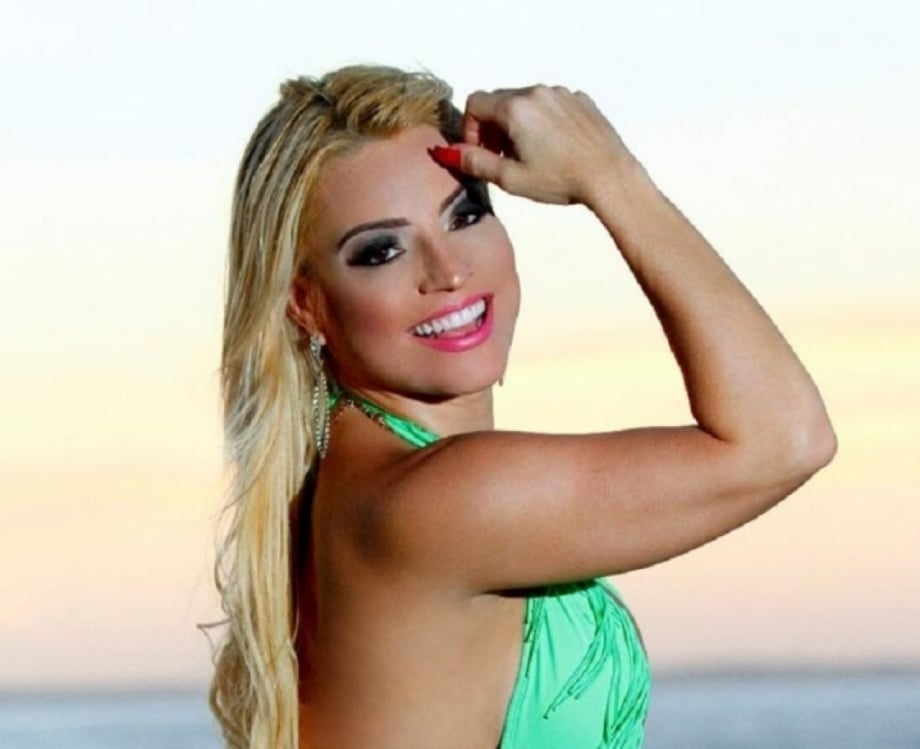 Fernanda Abrãao exibe suas curvas irretocáveis num ensaio fotográfico