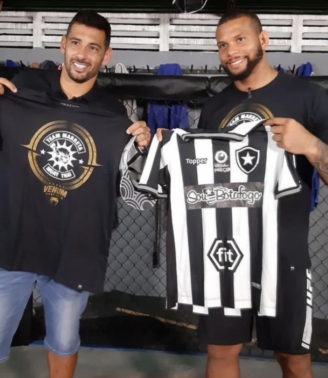 Diego Souza treina em academia de Thiago Marreta e dá camisa do Botafogo para próximo rival de Jon Jones - Reprodução do Instagram
