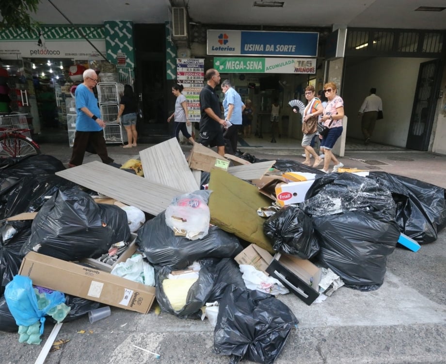 Com garis em greve, lixo acumulado pode ser visto pelas ruas do Rio