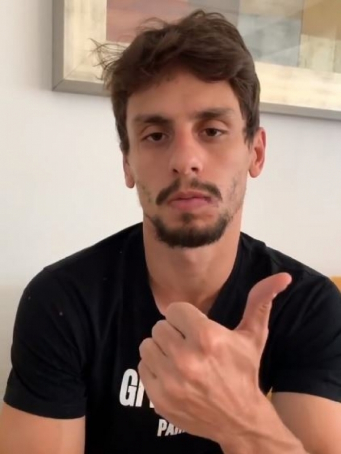 Rodrigo Caio faz sinal de positivo para tranquilizar a torcida. Ele passou a noite num hospital, em observação