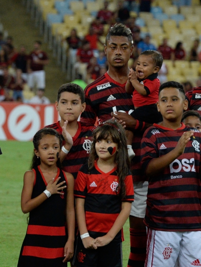 Com seus gols e sua entrega em campo, Bruno Henrique já é ídolo da criançada rubro-negra