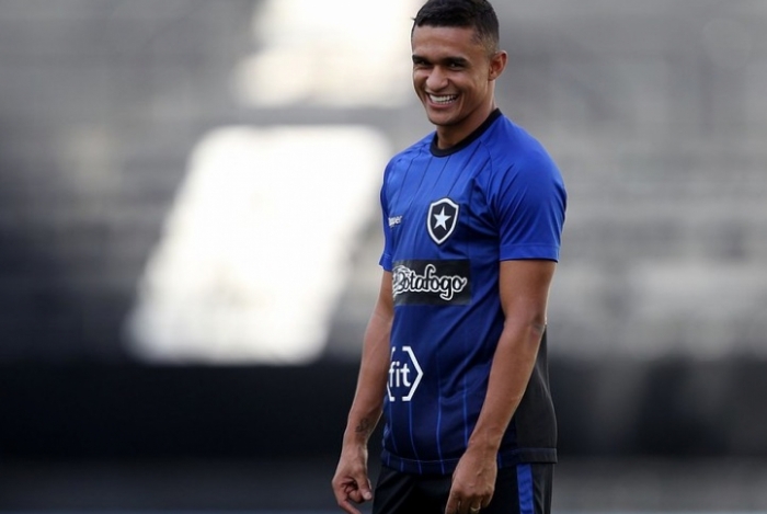 Erik acredita que o Botafogo terá melhor sorte em casa