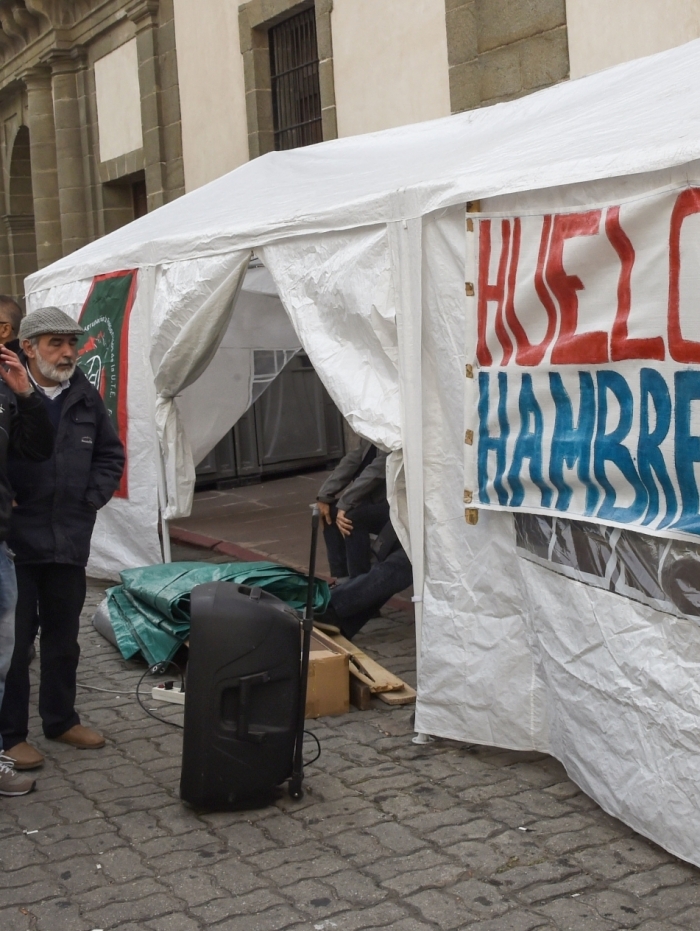 Funcion&aacute;rios uruguaios da Petrobras montaram uma tenda em frente &agrave; sede da empresa em Montevid&eacute;u 