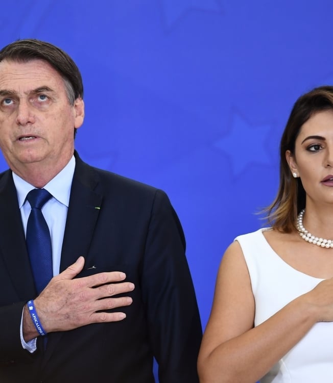 Michelle ao lado de Jair Bolsonaro - AFP