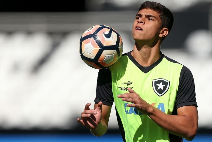 O lateral-direito Fernando Constanza pode ser a novidade no Botafogo
