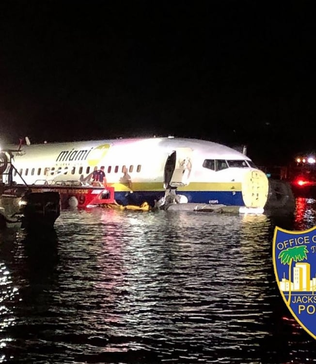 Avião com 136 passageiros sai da pista e cai no rio St. John, na Flórida  - HO / Jacksonville, Florida Sheriff's Office / AFP
