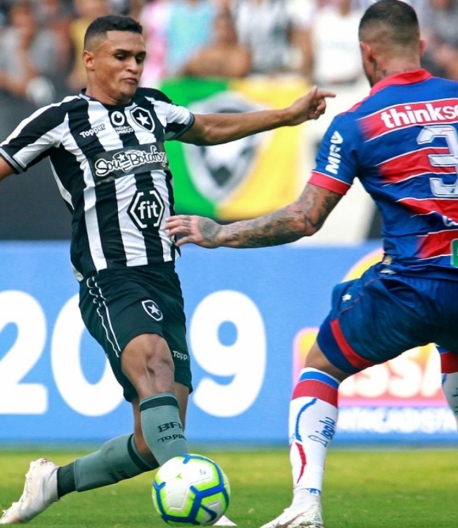 O atacante Erik tenta criar mais uma chance de perigo para o Botafogo