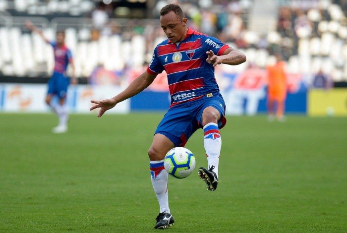Carlinhos, lateral-esquerdo do Fortaleza