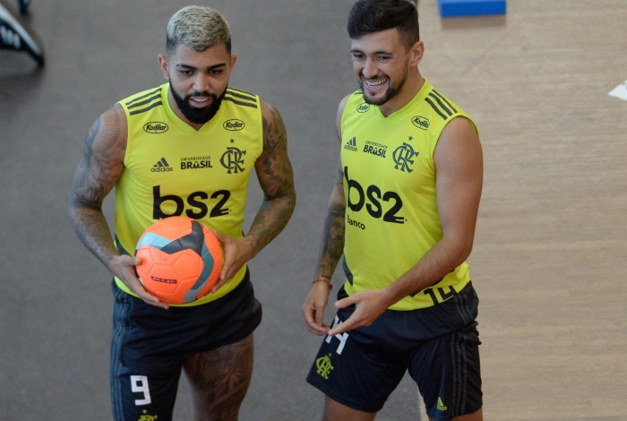 Gabigol e o uruguaio Arrascaeta vão pro jogo amanhã, contra o Peñarol, em Montevidéu