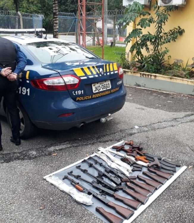 Armamento estava escondido em um fundo falso na lataria do carro - Divulgação/PRF