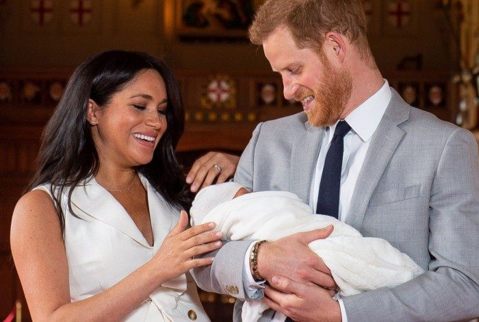 Príncipe Harry e Meghan Markle apresentam seu filho