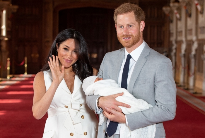 Meghan Markle e Príncipe Harry apresentam seu filho