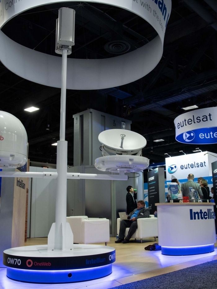 Uma antena que será usada pelo provedor de internet espacial OneWeb, em exibição na feira Satellite 2019, em Washington 