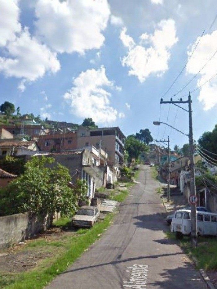 Um dos acessos ao Morro do Engenho da Rainha