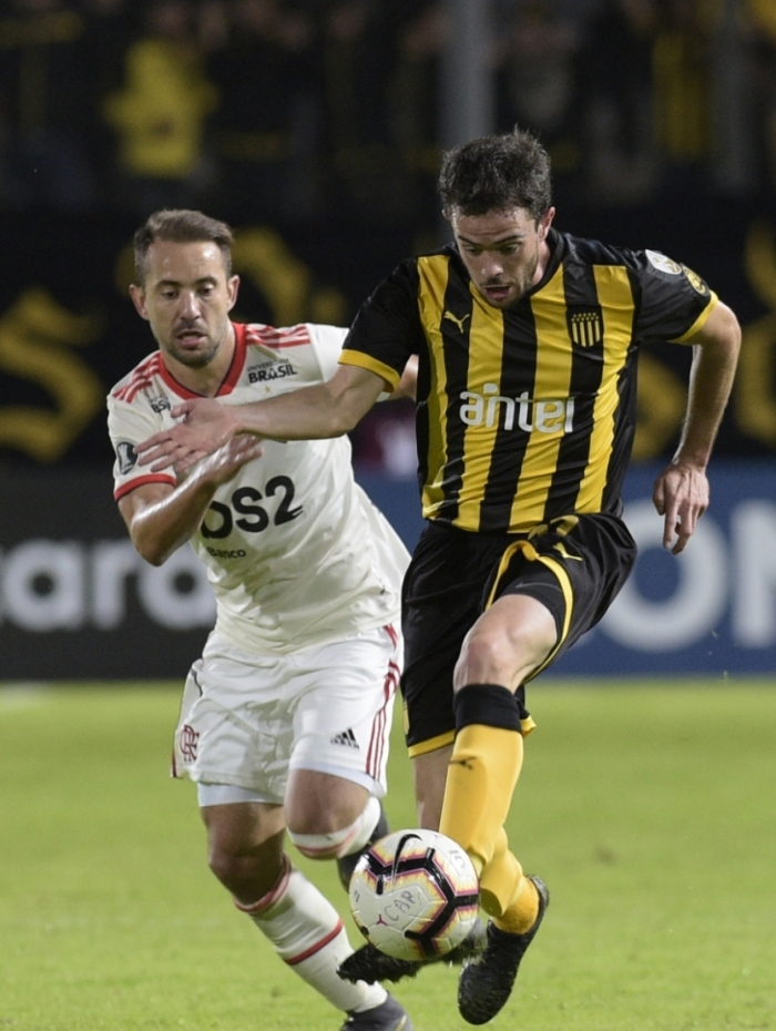 Brazil's Flamengo player Everton Ribeiro (L) vies for the ball with Lucas Hernandez of Uruguay's Penarol during their Copa Libertadores football match at the Campeon del Siglo stadium in Montevideo, on May 8, 2019. (Photo by Miguel Rojo / AFP)