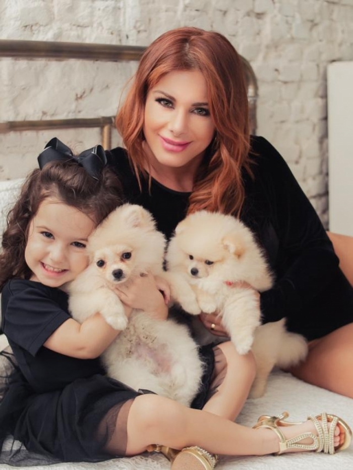 A musa fitness Deborah Albuquerque com a filha, Bella