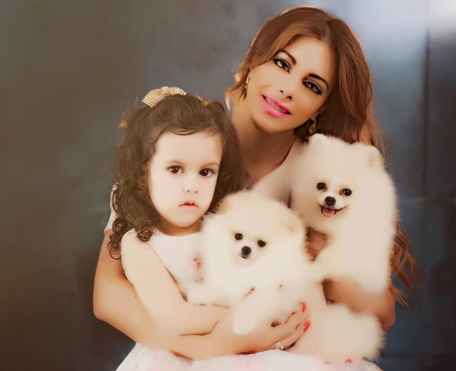 A musa fitness Deborah Albuquerque com a filha, Bella