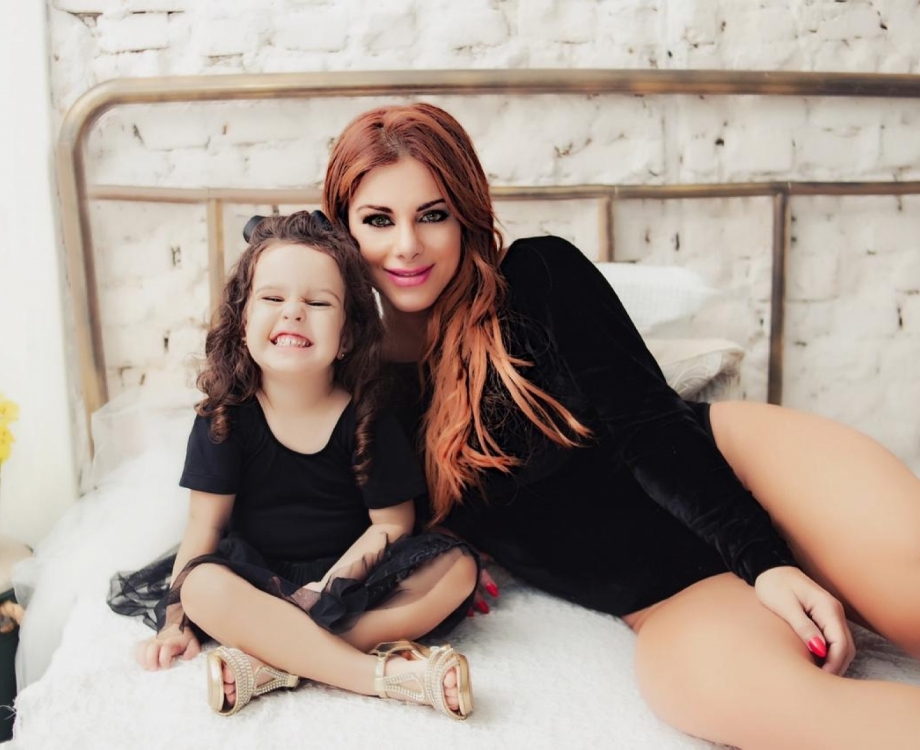 A musa fitness Deborah Albuquerque com a filha, Bella