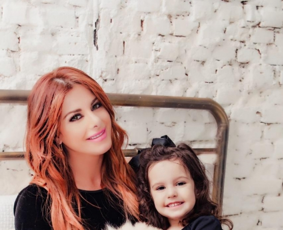 A musa fitness Deborah Albuquerque com a filha, Bella