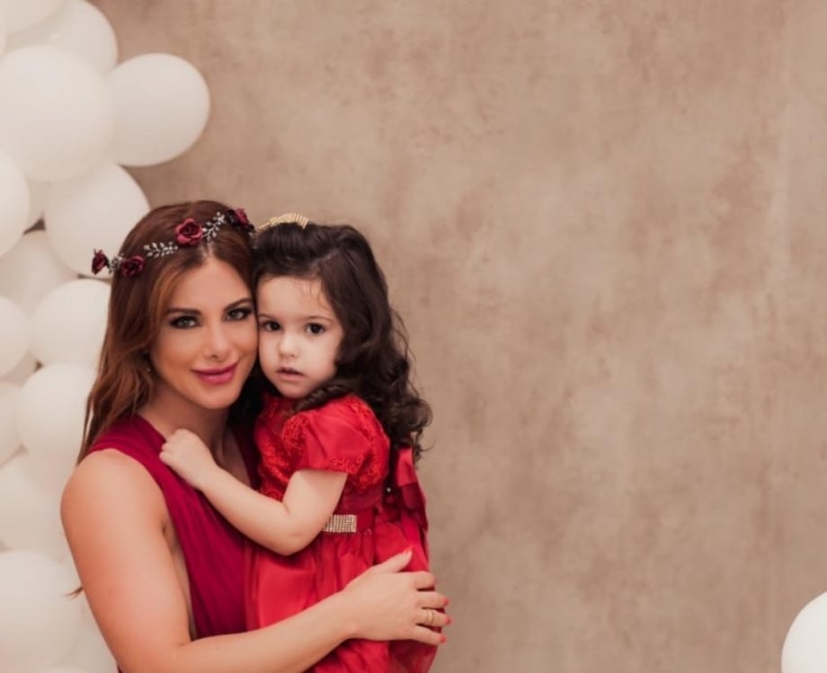 A musa fitness Deborah Albuquerque com a filha, Bella