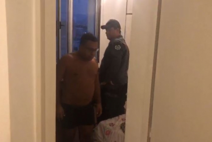 Um dos integrantes da quadrilha de roubo de carga foi preso em casa, de cueca