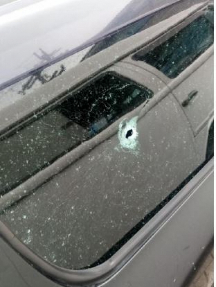 O PM F&aacute;bio da Silva teve o carro atingido por tiro em S&atilde;o Gon&ccedil;alo, na manh&atilde; desta segunda