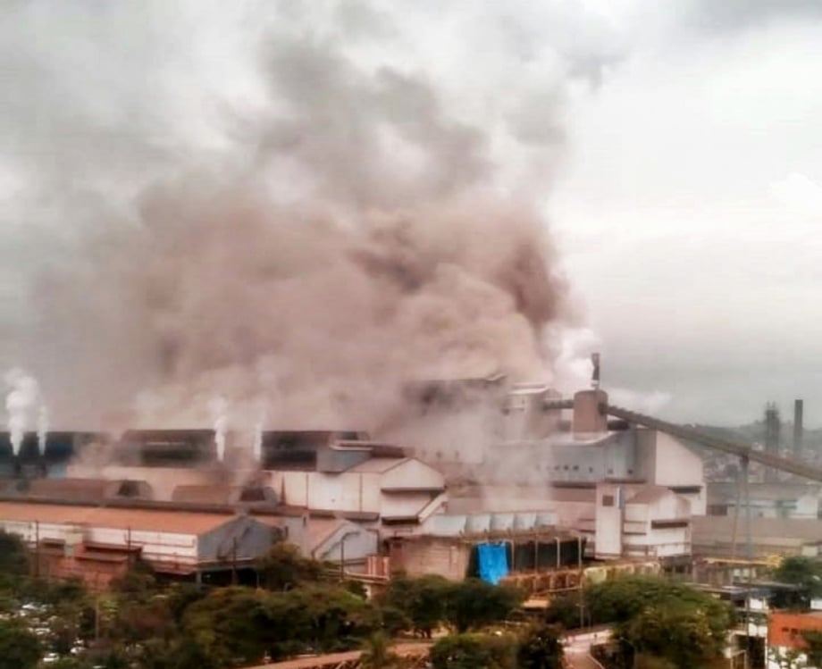 Grande quantidade de fumaça foi vista saindo da companhia