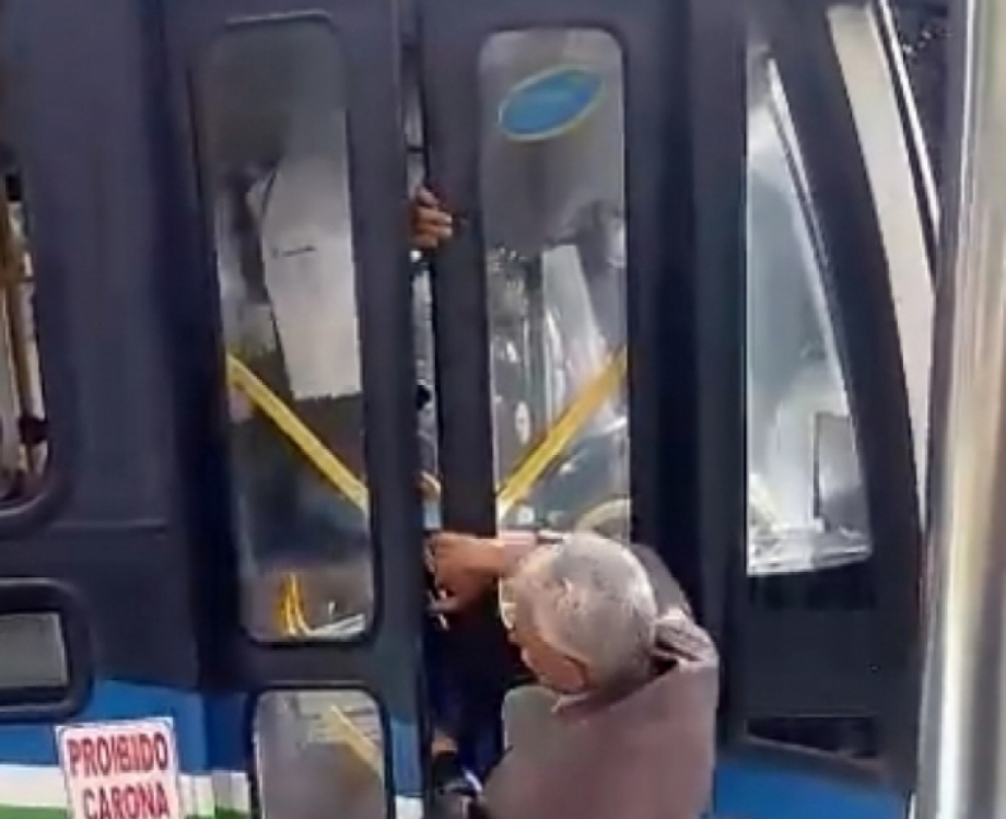 Motorista d&aacute; v&aacute;rios chutes no passageiro