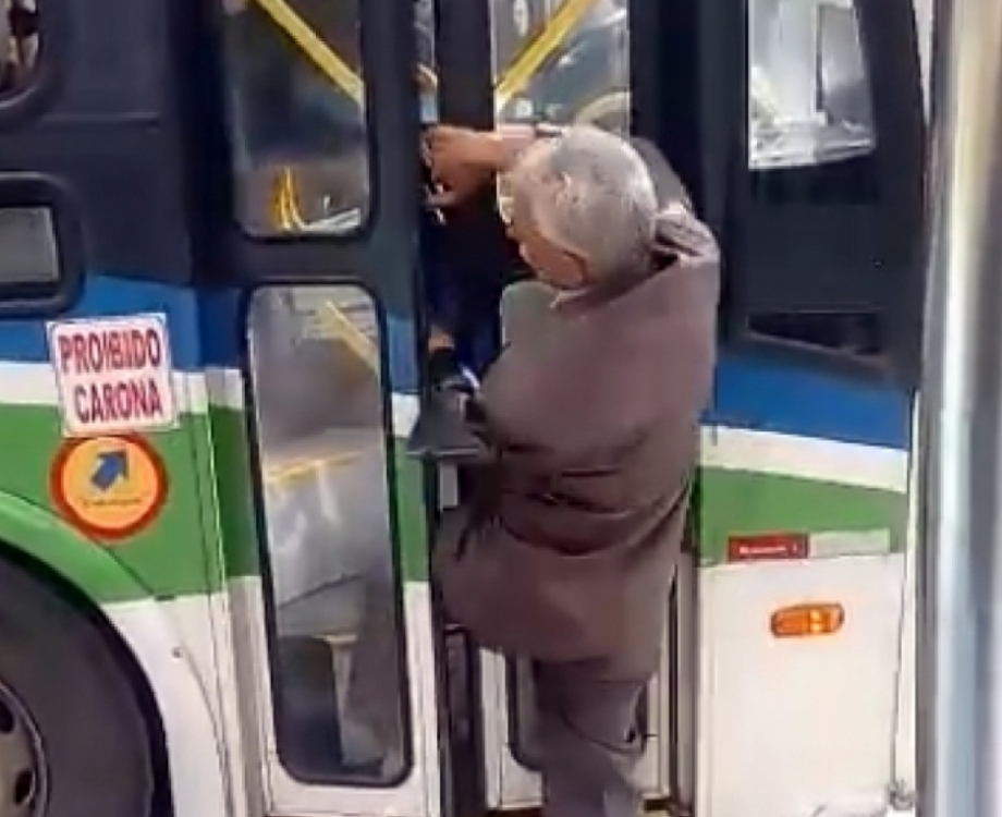 Motorista d&aacute; v&aacute;rios chutes no passageiro