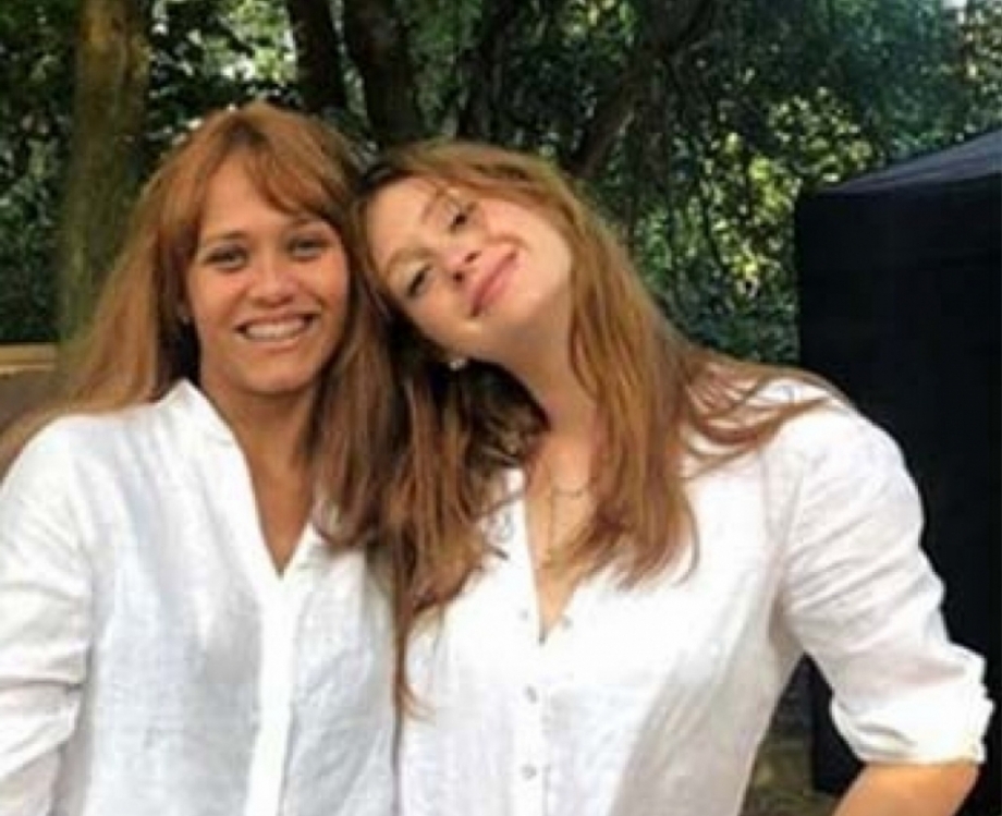 A dublê Roberta Felipe e Marina Ruy Barbosa nos bastidores de 'O Sétimo Guardião'