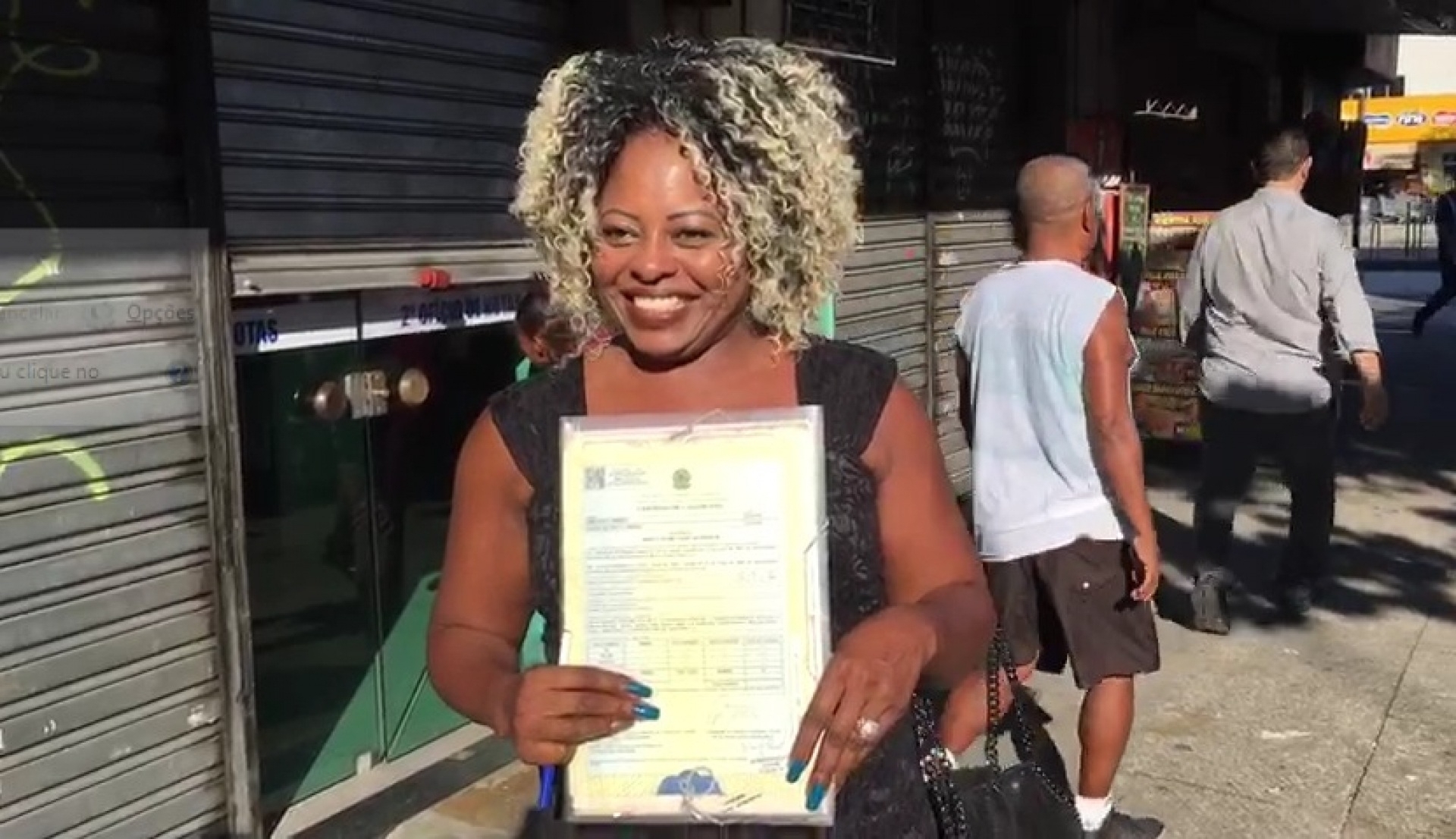 Cleusa na porta do cartório antes de assinar o divórcio